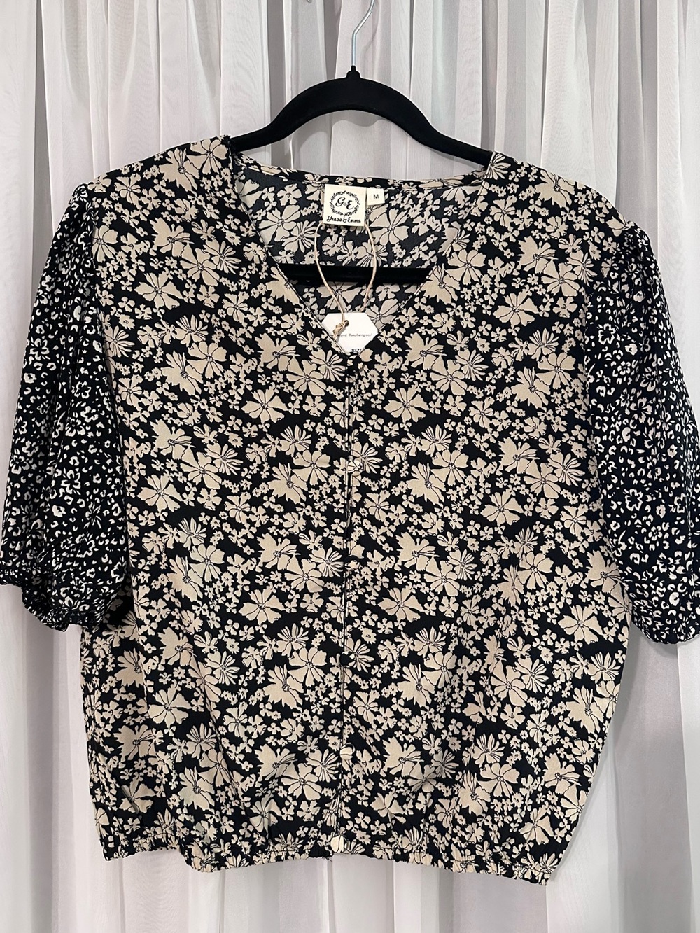 Grace & Emma Black and Cream Floral Button-Front V-Neck Puff Sleeve Top Size M